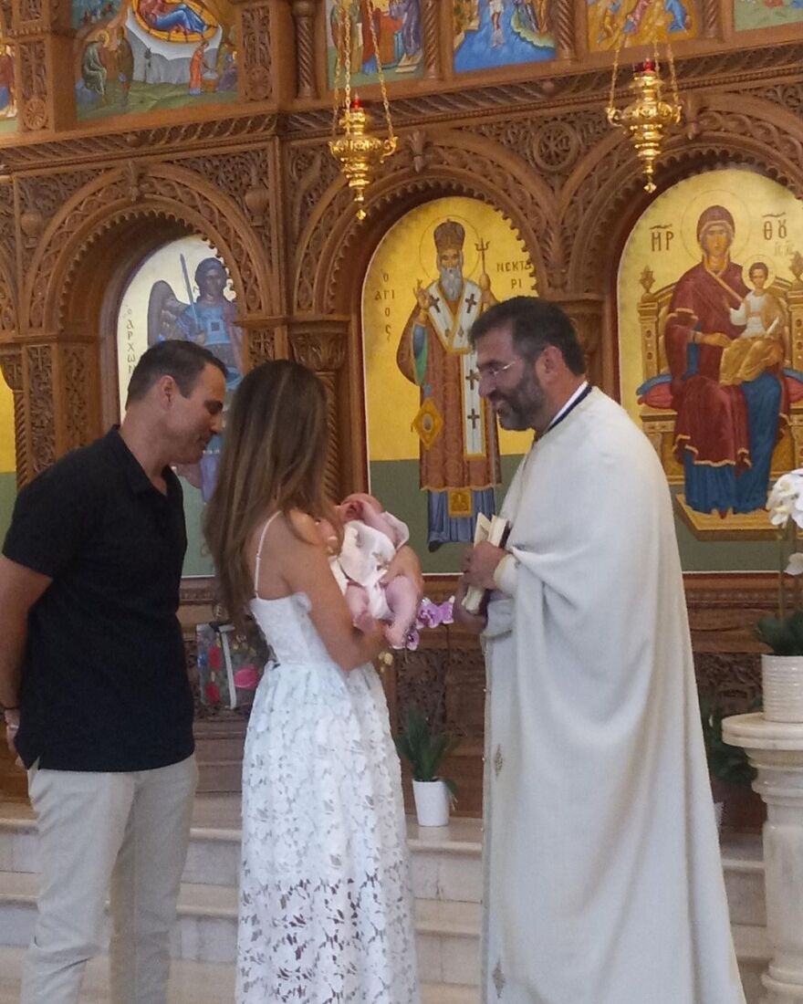 Μαρία Μενούνος: Η κόρη της έγινε 40 ημερών - Οι φωτογραφίες από την εκκλησία για να πάρει την ευχή 