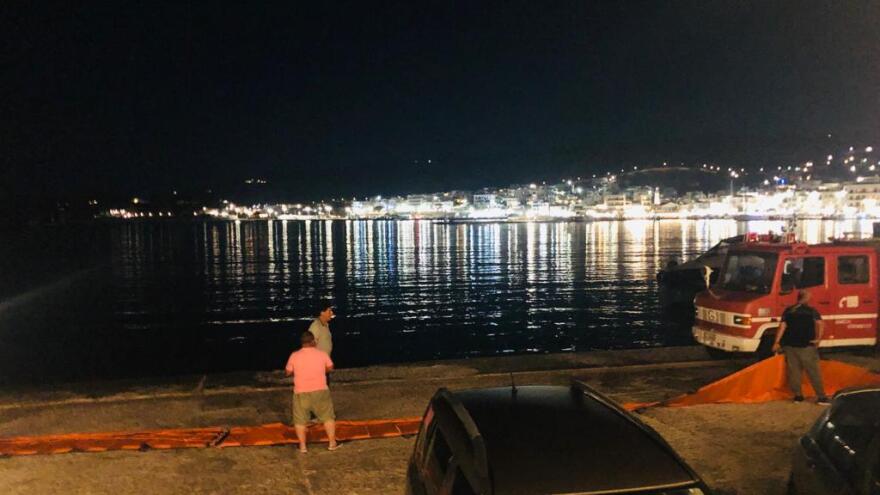 Τήνος: Εισροή υδάτων σε σκάφος - Δείτε βίντεο και φωτογραφίες