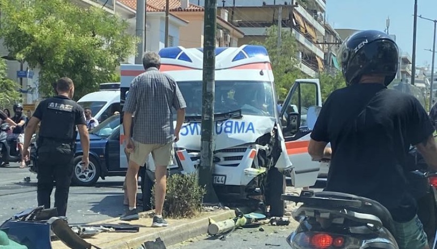 Τροχαίο στη Γαλατσίου - Ασθενοφόρο συγκρούστηκε με ΙΧ και «καρφώθηκε» σε κολώνα