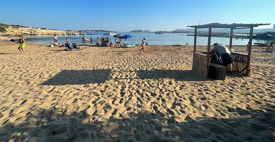 Κίνημα της Πετσέτας - Πάρος: Beach bar αναστέλλει τη δραστηριότητά του μετά από επίσκεψη ελεγκτών