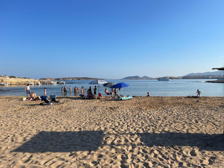 Κίνημα της Πετσέτας - Πάρος: Beach bar αναστέλλει τη δραστηριότητά του μετά από επίσκεψη ελεγκτών