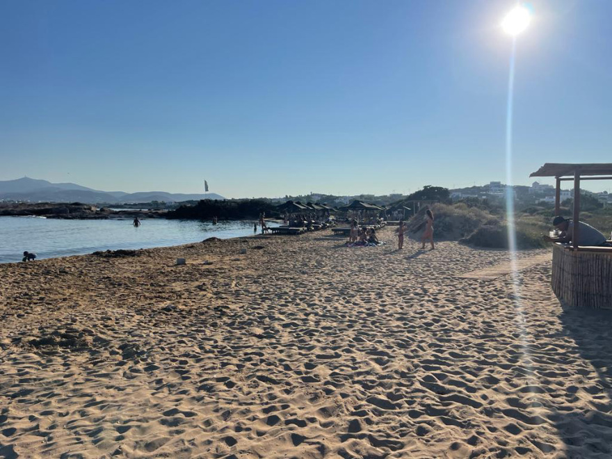 Κίνημα της Πετσέτας - Πάρος: Beach bar αναστέλλει τη δραστηριότητά του μετά από επίσκεψη ελεγκτών