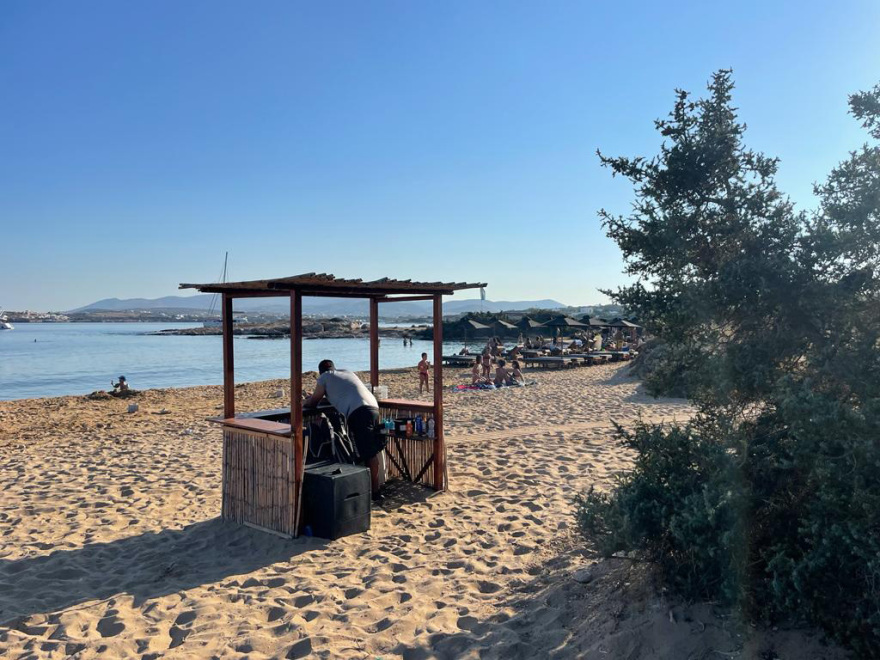 Κίνημα της Πετσέτας - Πάρος: Beach bar αναστέλλει τη δραστηριότητά του μετά από επίσκεψη ελεγκτών
