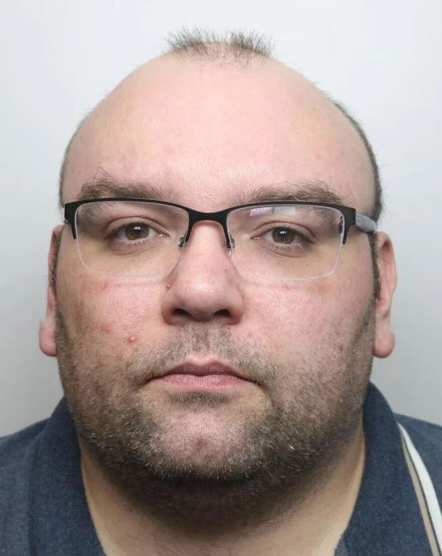 Βρετανία: Στη φυλακή 40χρονος για διαδικτυακή ρητορική μίσους - Είχε σημαίες των Ναζί και πορτρέτο του Χίτλερ