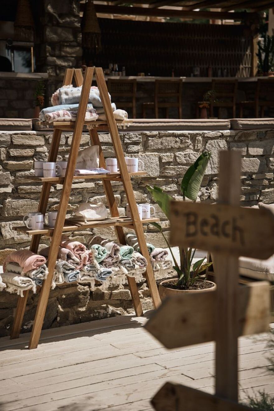 Monastiri Beach Bar & Restaurant: Όλα μοιάζουν καλοκαίρι στο ανανεωμένο beach bar της Πάρου 