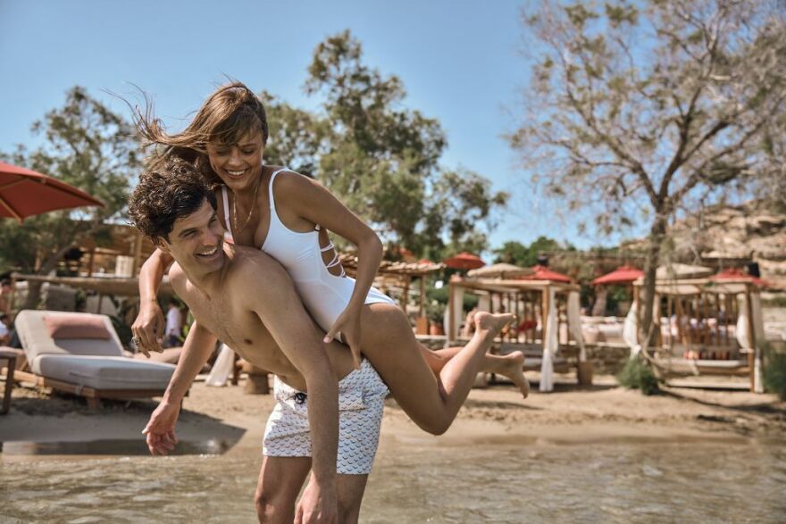 Monastiri Beach Bar & Restaurant: Όλα μοιάζουν καλοκαίρι στο ανανεωμένο beach bar της Πάρου 