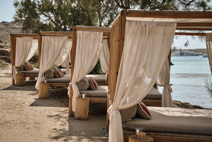 Monastiri Beach Bar & Restaurant: Όλα μοιάζουν καλοκαίρι στο ανανεωμένο beach bar της Πάρου 