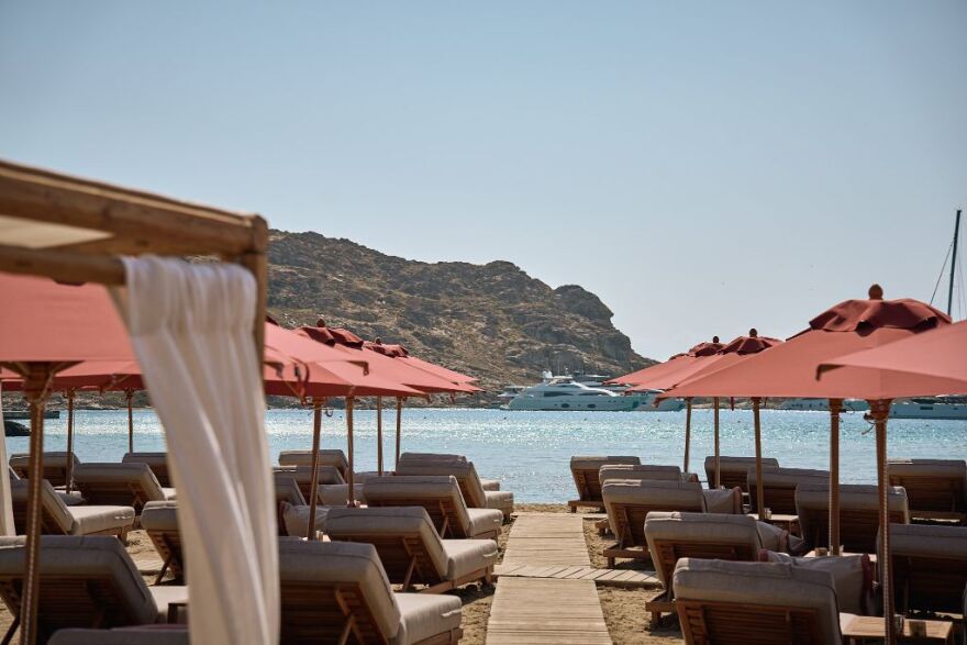 Monastiri Beach Bar & Restaurant: Όλα μοιάζουν καλοκαίρι στο ανανεωμένο beach bar της Πάρου 