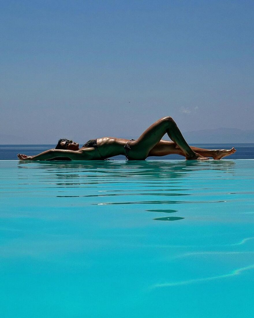 Ειρήνη Παπαδοπούλου: Στη θάλασσα με τον σκύλο της η τραγουδίστρια - Δείτε τις φωτογραφίες