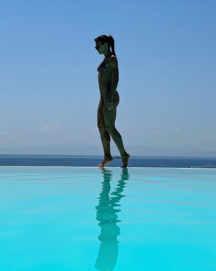 Ειρήνη Παπαδοπούλου: Στη θάλασσα με τον σκύλο της η τραγουδίστρια - Δείτε τις φωτογραφίες