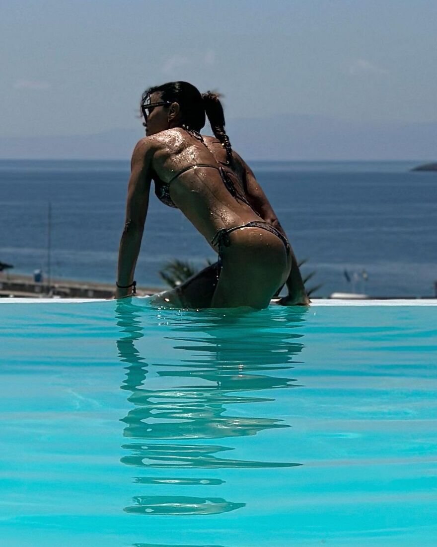 Ειρήνη Παπαδοπούλου: Στη θάλασσα με τον σκύλο της η τραγουδίστρια - Δείτε τις φωτογραφίες