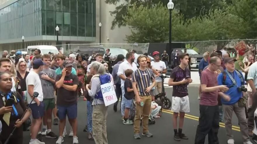 Ντόναλντ Τραμπ: «Είμαι αθώος» δήλωσε στις κατηγορίες για συνωμοσία - Στις 28 Αυγούστου η πρώτη ακρόαση