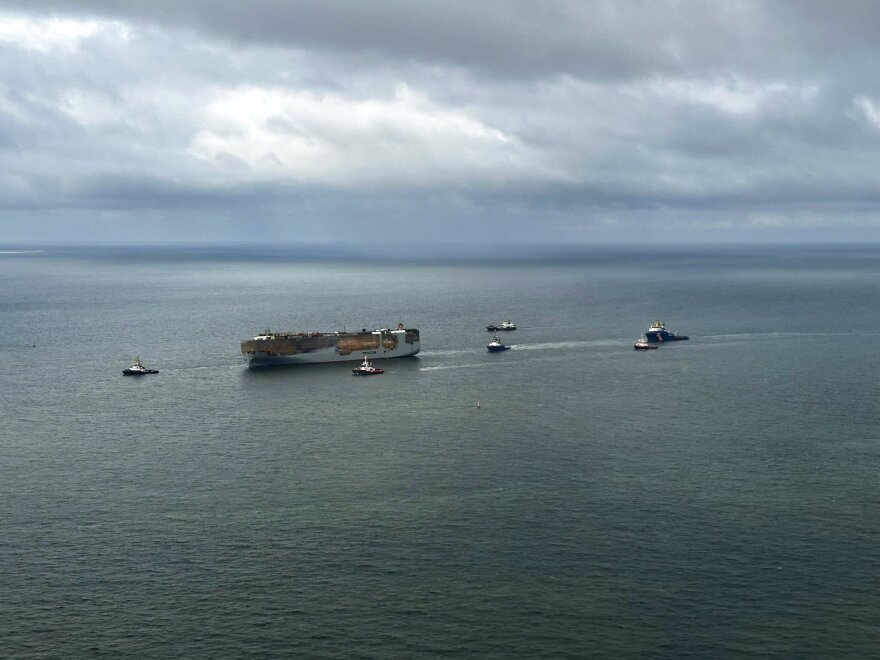 Ολλανδία: Σε λιμάνι μεταφέρθηκε το καμένο πλοίο με τα χιλιάδες αυτοκίνητα