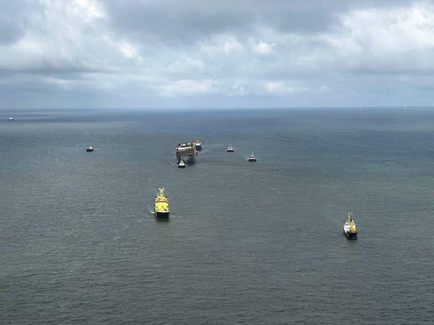 Ολλανδία: Σε λιμάνι μεταφέρθηκε το καμένο πλοίο με τα χιλιάδες αυτοκίνητα