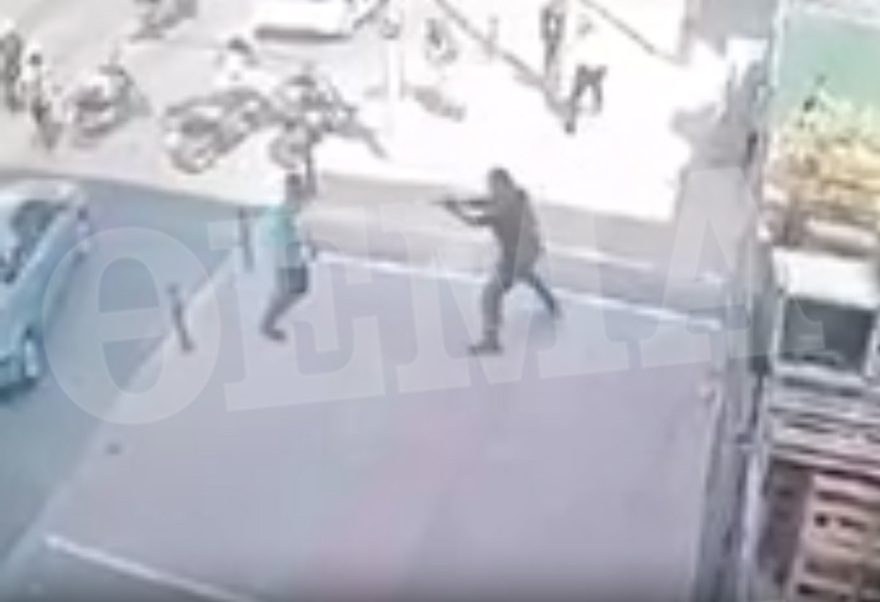 Βίντεο - ντοκουμέντο από την αιματηρή συμπλοκή στον Κολωνό: Ο ληστής απειλεί με μαχαίρι και ο αστυνομικός πυροβολεί εξ επαφής