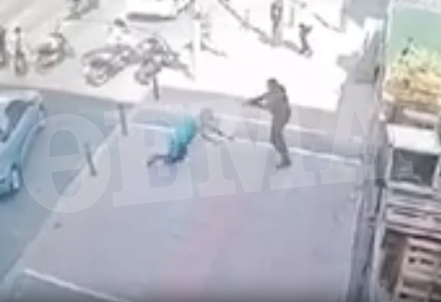 Βίντεο - ντοκουμέντο από την αιματηρή συμπλοκή στον Κολωνό: Ο ληστής απειλεί με μαχαίρι και ο αστυνομικός πυροβολεί εξ επαφής