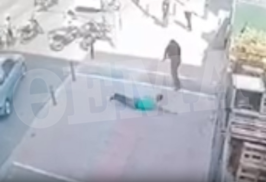 Βίντεο - ντοκουμέντο από την αιματηρή συμπλοκή στον Κολωνό: Ο ληστής απειλεί με μαχαίρι και ο αστυνομικός πυροβολεί εξ επαφής