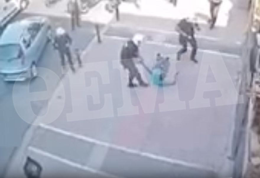 Βίντεο - ντοκουμέντο από την αιματηρή συμπλοκή στον Κολωνό: Ο ληστής απειλεί με μαχαίρι και ο αστυνομικός πυροβολεί εξ επαφής