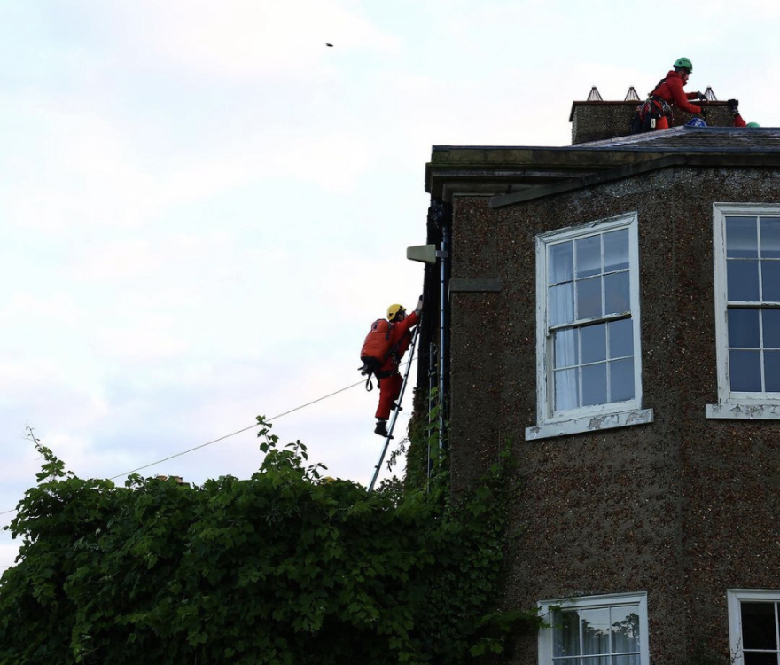 Δείτε βίντεο: Ακτιβιστές «έντυσαν» με μαύρο πανί την βίλα των £2 εκατ. του Σούνακ
