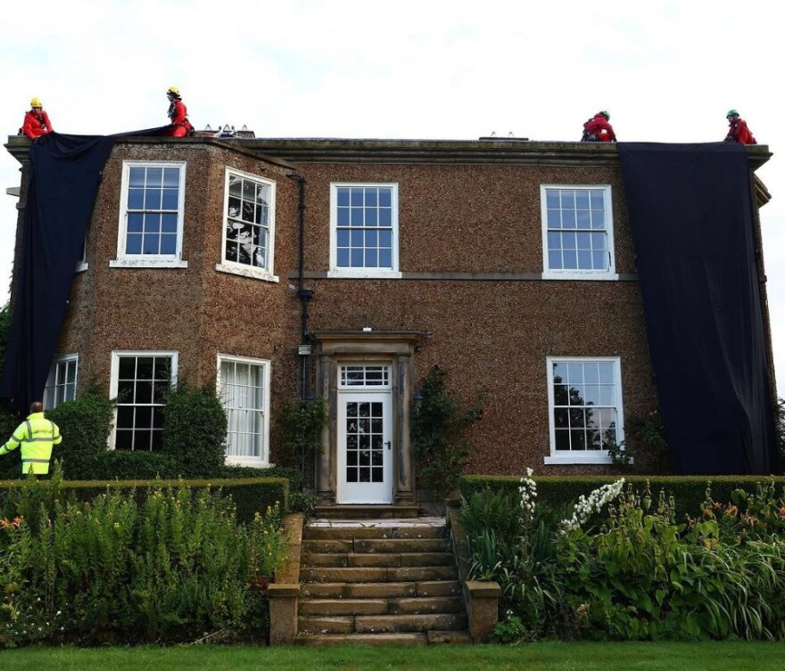 Δείτε βίντεο: Ακτιβιστές «έντυσαν» με μαύρο πανί την βίλα των £2 εκατ. του Σούνακ