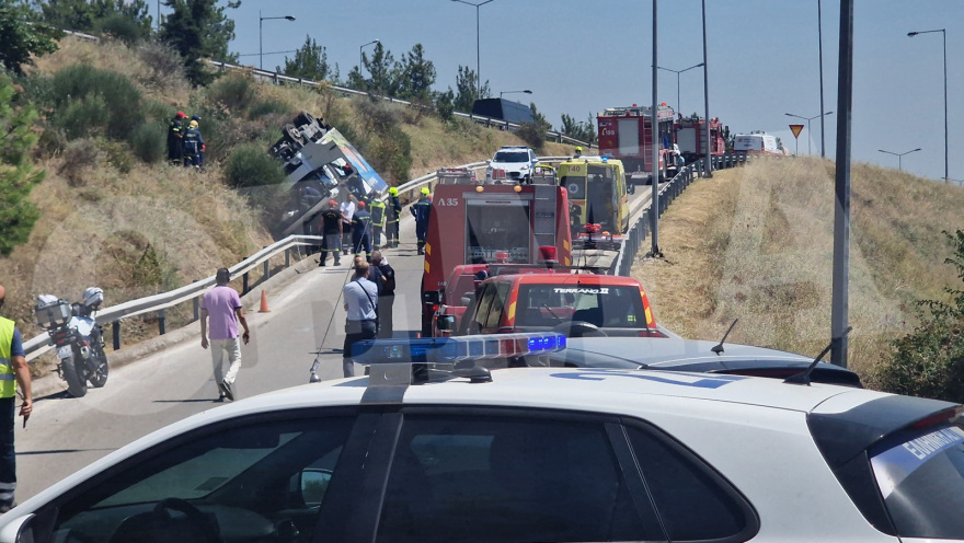 Θεσσαλονίκη: Αναποδογύρισε φορτηγό, απεγκλωβίστηκε ο οδηγός