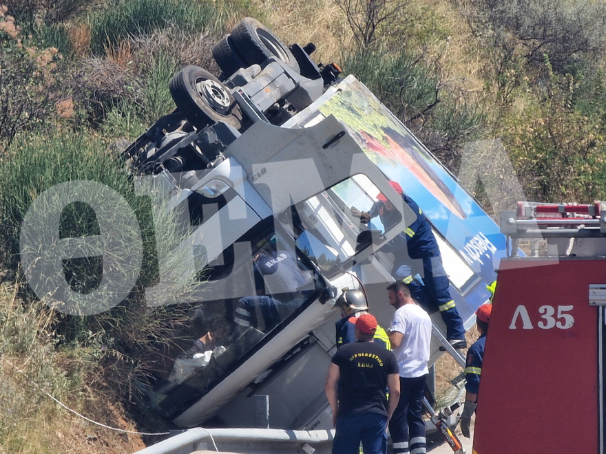 Θεσσαλονίκη: Αναποδογύρισε φορτηγό, απεγκλωβίστηκε ο οδηγός