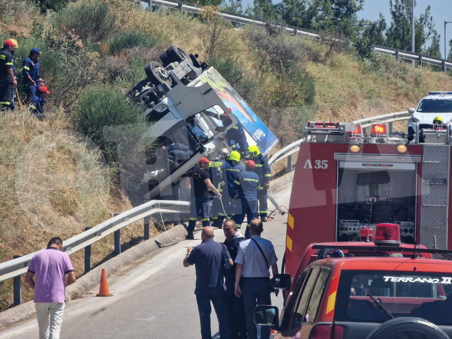 Θεσσαλονίκη: Αναποδογύρισε φορτηγό, απεγκλωβίστηκε ο οδηγός