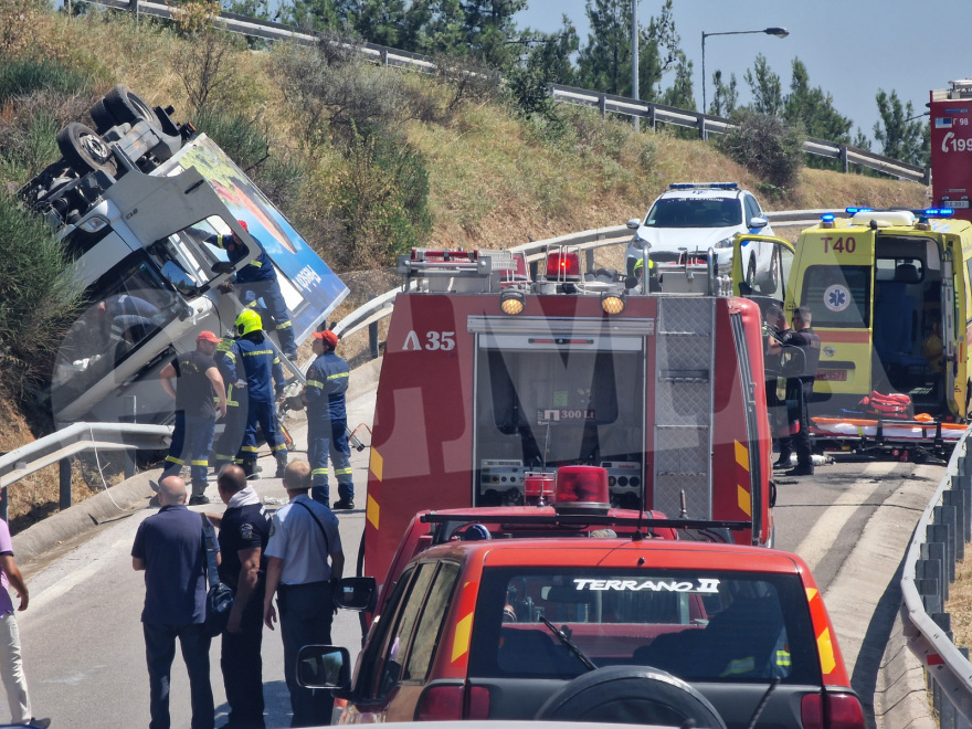 Θεσσαλονίκη: Αναποδογύρισε φορτηγό, απεγκλωβίστηκε ο οδηγός