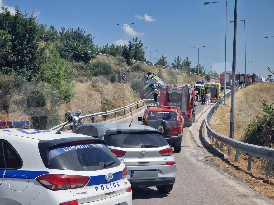 Θεσσαλονίκη: Αναποδογύρισε φορτηγό, απεγκλωβίστηκε ο οδηγός
