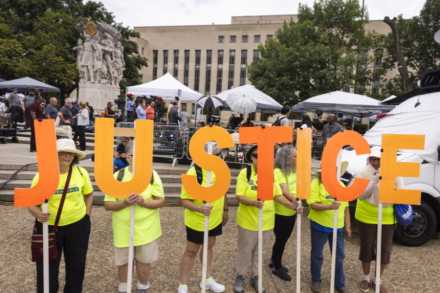 Ντόναλντ Τραμπ: «Είμαι αθώος» δήλωσε στις κατηγορίες για συνωμοσία - Στις 28 Αυγούστου η πρώτη ακρόαση