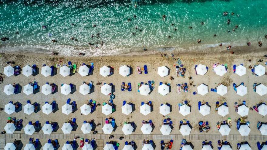 Το Κίνημα της πετσέτας: Πώς οι ενεργοί πολίτες «τάραξαν στη νομιμότητα» όσους γεμίζουν τις παραλίες ομπρελοκαθίσματα