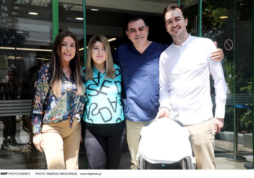 Άντζελα Δημητρίου: Με δάκρυα στα μάτια βγήκε από το μαιευτήριο - Πήρε εξιτήριο η κόρη της 