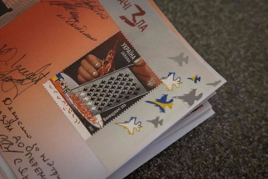 Πόλεμος στην Ουκρανία: Τρίφτης τυριού κάνει... κομματάκια το Κρεμλίνο στο νέο γραμματόσημο - Δείτε φωτογραφίες