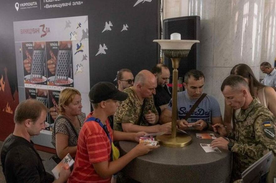 Πόλεμος στην Ουκρανία: Τρίφτης τυριού κάνει... κομματάκια το Κρεμλίνο στο νέο γραμματόσημο - Δείτε φωτογραφίες