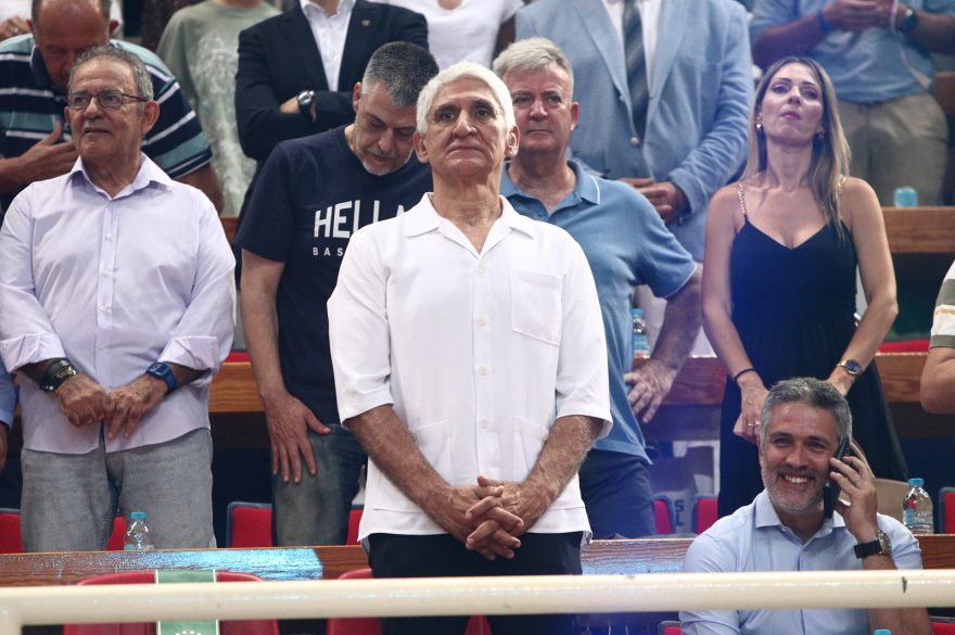 Νίκος Γκάλης: Όταν δάκρυσε ο «θεός» - Συγκινημένος ο «γκάνγκστερ», στην οροφή του ΟΑΚΑ η φανέλα με το Νο4