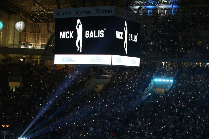 Νίκος Γκάλης: Όταν δάκρυσε ο «θεός» - Συγκινημένος ο «γκάνγκστερ», στην οροφή του ΟΑΚΑ η φανέλα με το Νο4