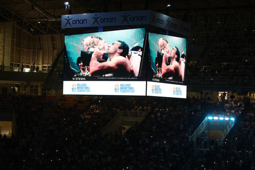 Νίκος Γκάλης: Όταν δάκρυσε ο «θεός» - Συγκινημένος ο «γκάνγκστερ», στην οροφή του ΟΑΚΑ η φανέλα με το Νο4