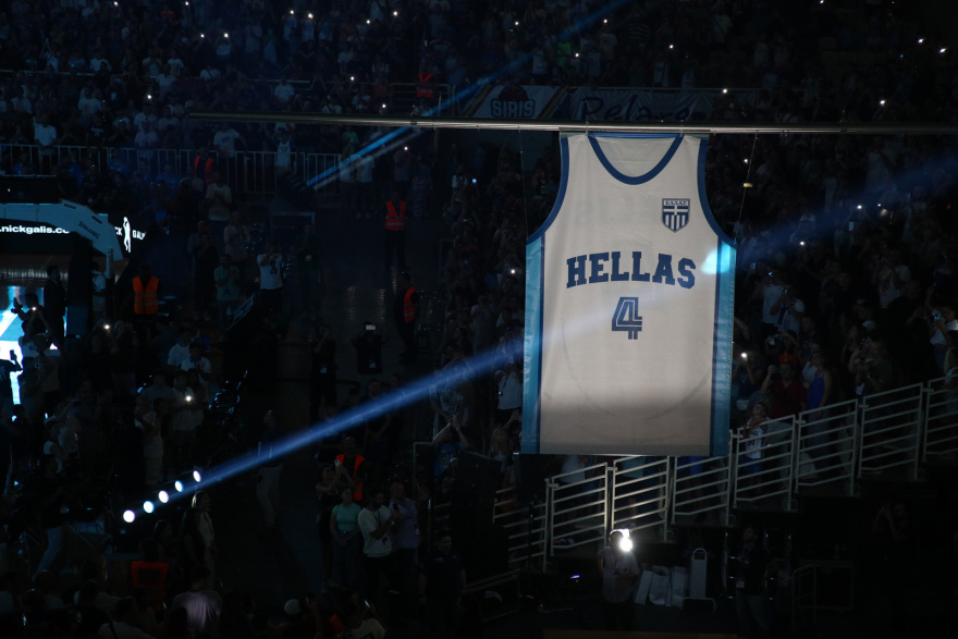 Νίκος Γκάλης: Όταν δάκρυσε ο «θεός» - Συγκινημένος ο «γκάνγκστερ», στην οροφή του ΟΑΚΑ η φανέλα με το Νο4