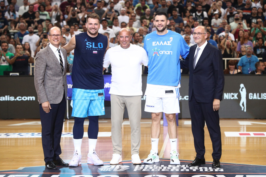 Νίκος Γκάλης: Όταν δάκρυσε ο «θεός» - Συγκινημένος ο «γκάνγκστερ», στην οροφή του ΟΑΚΑ η φανέλα με το Νο4