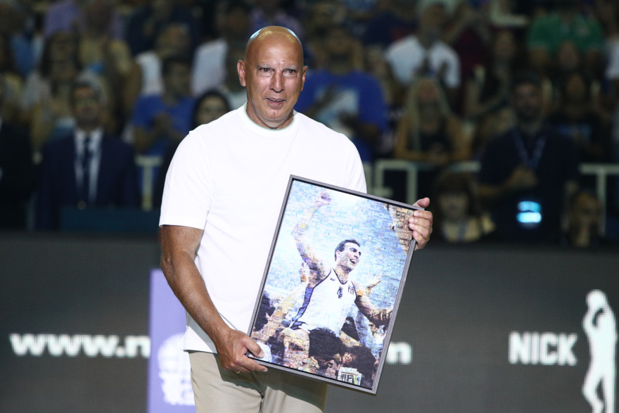 Νίκος Γκάλης: Όταν δάκρυσε ο «θεός» - Συγκινημένος ο «γκάνγκστερ», στην οροφή του ΟΑΚΑ η φανέλα με το Νο4