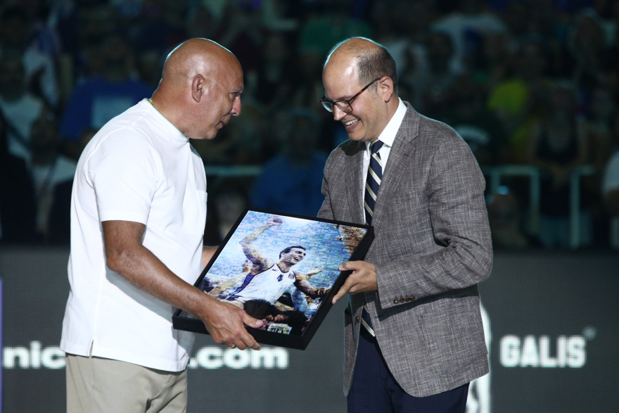 Νίκος Γκάλης: Όταν δάκρυσε ο «θεός» - Συγκινημένος ο «γκάνγκστερ», στην οροφή του ΟΑΚΑ η φανέλα με το Νο4