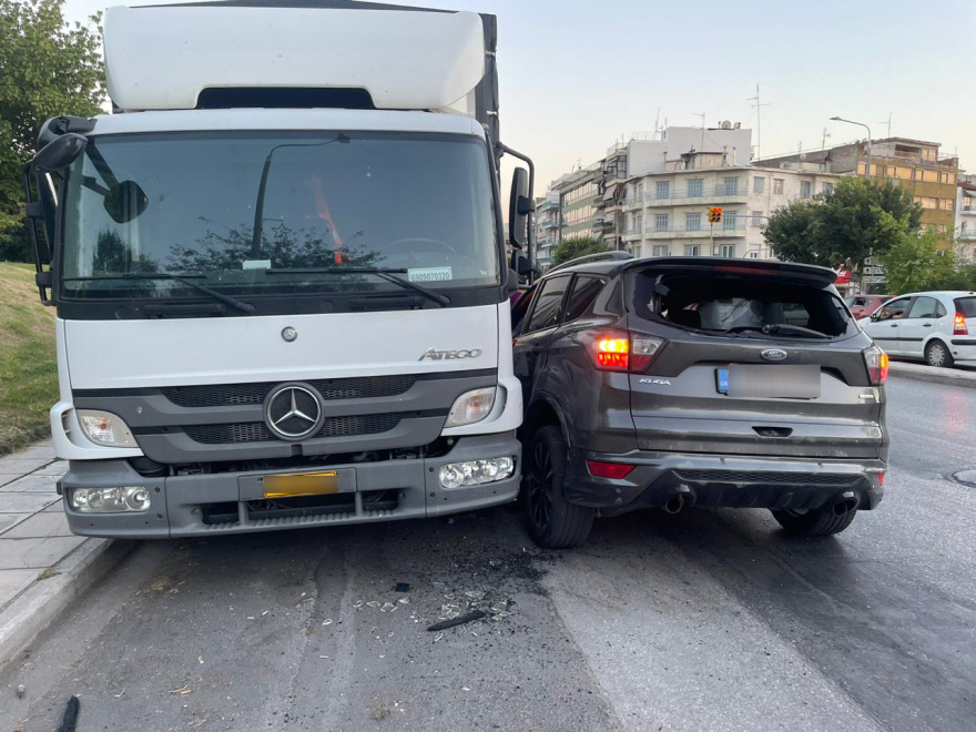 Θεσσαλονίκη: Καταδίωξη κλεμμένου ΙΧ - Μπήκε ανάποδα στην Λαγκαδά και συγκρούστηκε με λεωφορείο