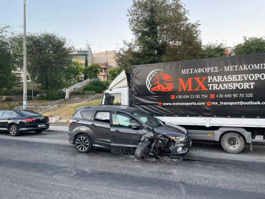 Θεσσαλονίκη: Καταδίωξη κλεμμένου ΙΧ - Μπήκε ανάποδα στην Λαγκαδά και συγκρούστηκε με λεωφορείο