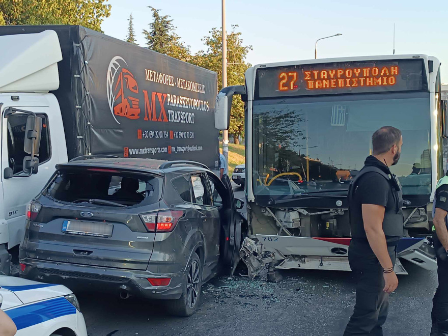 Θεσσαλονίκη: Καταδίωξη κλεμμένου ΙΧ - Μπήκε ανάποδα στην Λαγκαδά και συγκρούστηκε με λεωφορείο