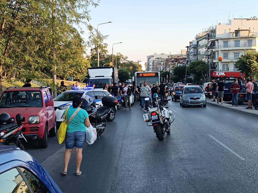 Θεσσαλονίκη: Καταδίωξη κλεμμένου ΙΧ - Μπήκε ανάποδα στην Λαγκαδά και συγκρούστηκε με λεωφορείο