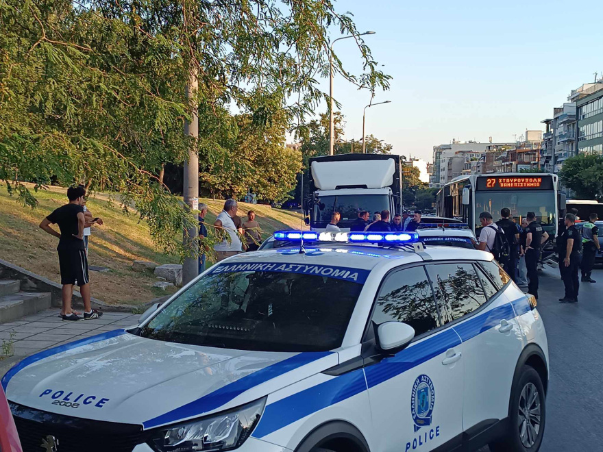 Θεσσαλονίκη: Καταδίωξη κλεμμένου ΙΧ - Μπήκε ανάποδα στην Λαγκαδά και συγκρούστηκε με λεωφορείο