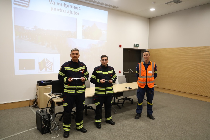 «Η φετινή ήταν η πιο δύσκολη χρονιά στην Ελλάδα» - Τι λένε Ρουμάνοι πυροσβέστες που ήρθαν να συνδράμουν στις πυρκαγιές 