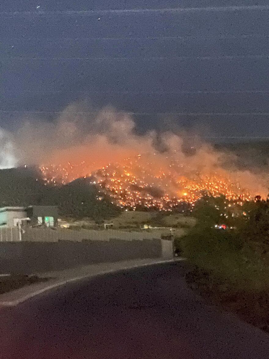 Μάχη για να περιοριστεί η φωτιά στον Ασπρόπυργο