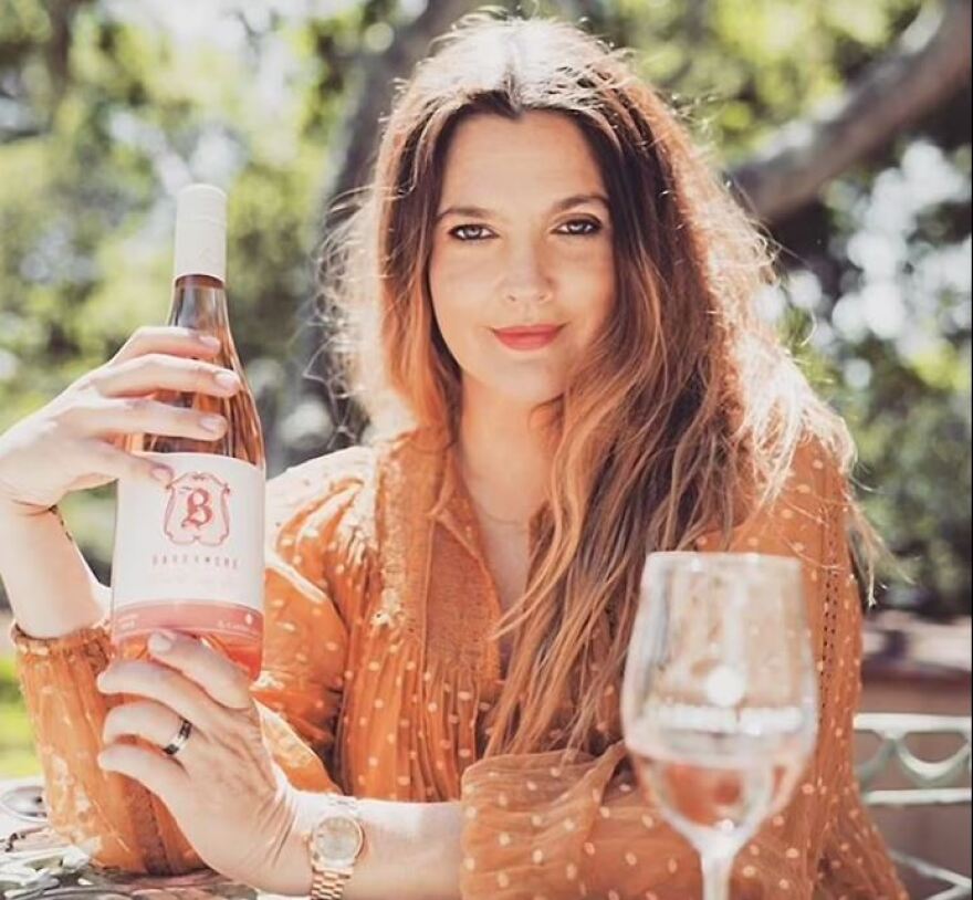 Διασημότητες δεν πίνουν αλκοόλ, αλλά το πωλούν - Η κερδοφόρα μανία των σταρ προκαλεί αντιδράσεις