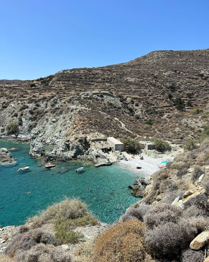 Δανάη Μιχαλάκη: Απολαμβάνει τις διακοπές της στη Φολέγανδρο